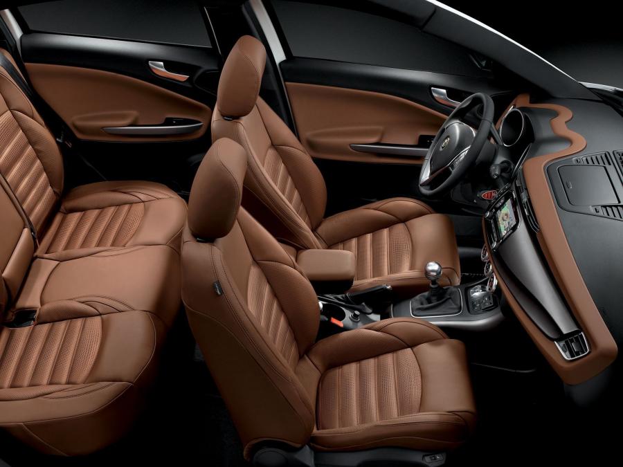 Интерьер Alfa Romeo Giulietta 2013 года  (фото 3 из 21)